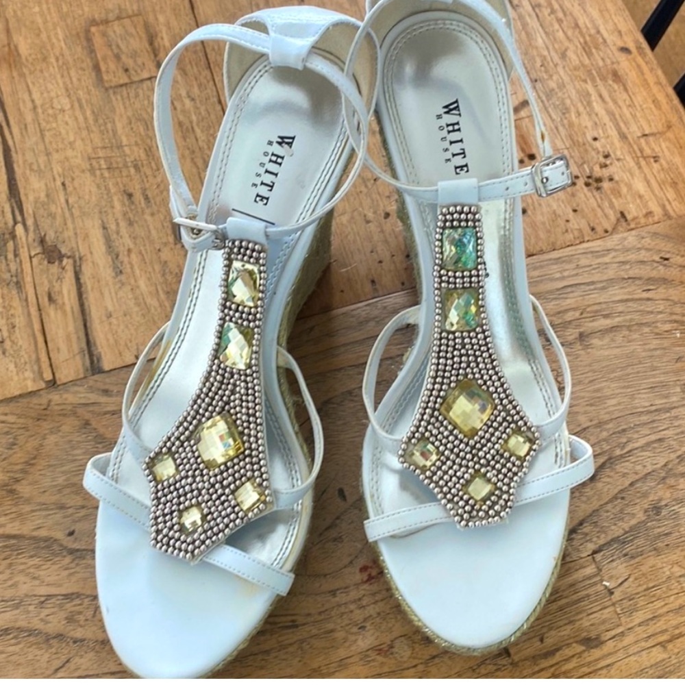 WHITE HOUSE BLACK MARKET RHINSTONED WEDGE SANDALS IN WHITE SIZE 7.5 m